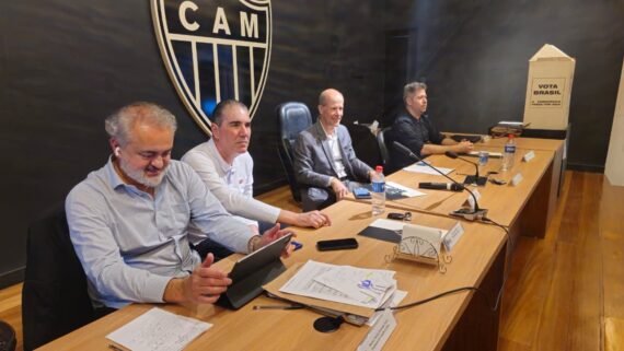 Ricardo Guimarães (terceiro da esquerda para a direita na imagem) seguirá como presidente do Conselho Deliberativo do Atlético (foto: Divulgação/Atlético)