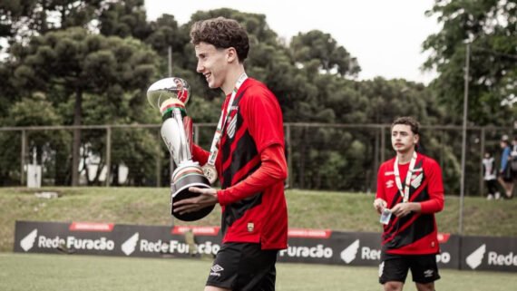 Marquinhos, lateral-direito do Athletico-PR Sub-17 (foto: Divulgação/Athletico-PR)