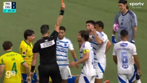 Rafael Klein mostra cartão vermelho a Fabrício Bruno, zagueiro do Cruzeiro, em empate sem gols com o Palmeiras (foto: Fabrício Bruno/Cruzeiro)