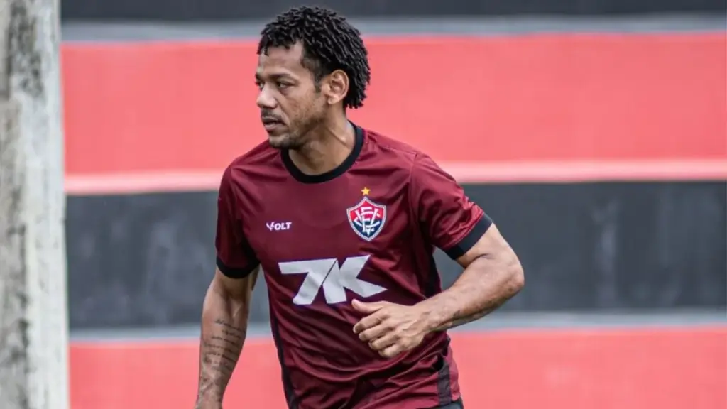 Romarinho deixa o Vitória após cinco partidas e três meses de contrato (Foto: Victor Ferreira/ECV)