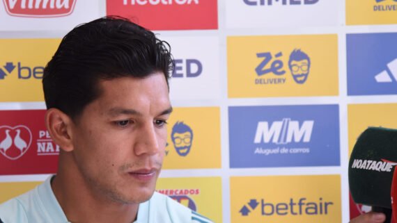 Lucas Romero, volante do Cruzeiro, em entrevista coletiva na Toca da Raposa 2, em Belo Horizonte (foto: Gladyston Rodrigues/EM/D.A Press)