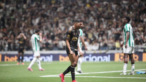 Rony, atacante do Atlético, se irrita em jogo contra o Juventude (foto: Edésio Ferreira/EM/D.A. Press)