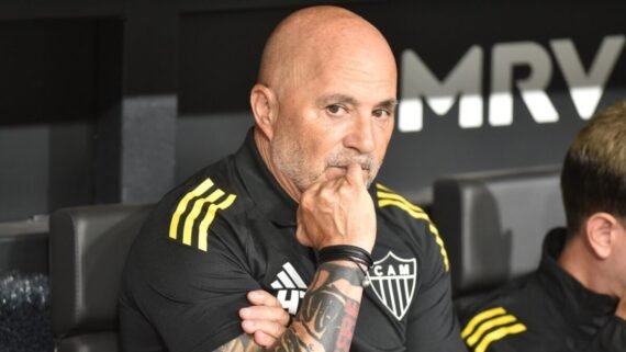 Jorge Sampaoli, técnico do Atlético, antes de clássico contra o Cruzeiro no Brasileiro (foto: Ramon Lisboa/EM/D.A. Press)