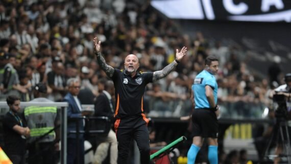 Sampaoli, técnico do Atlético, em ação na Arena MRV (foto: Alexandre Guzanshe/EM/D.A. Press)