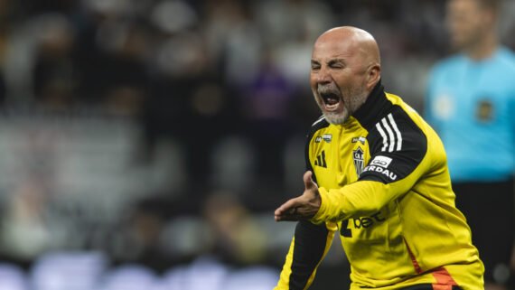 Jorge Sampaoli durante Corinthians x Atlético no Brasileiro (foto: Pedro Souza/Atlético)