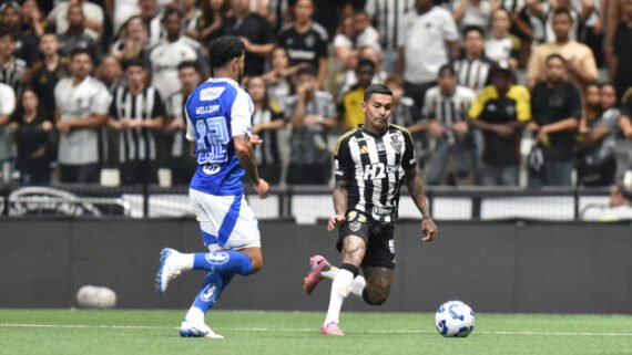 Dudu, atacante do Atlético, em ação contra o Cruzeiro na Arena MRV (foto: Ramon Lisboa/EM/D.A. Press)