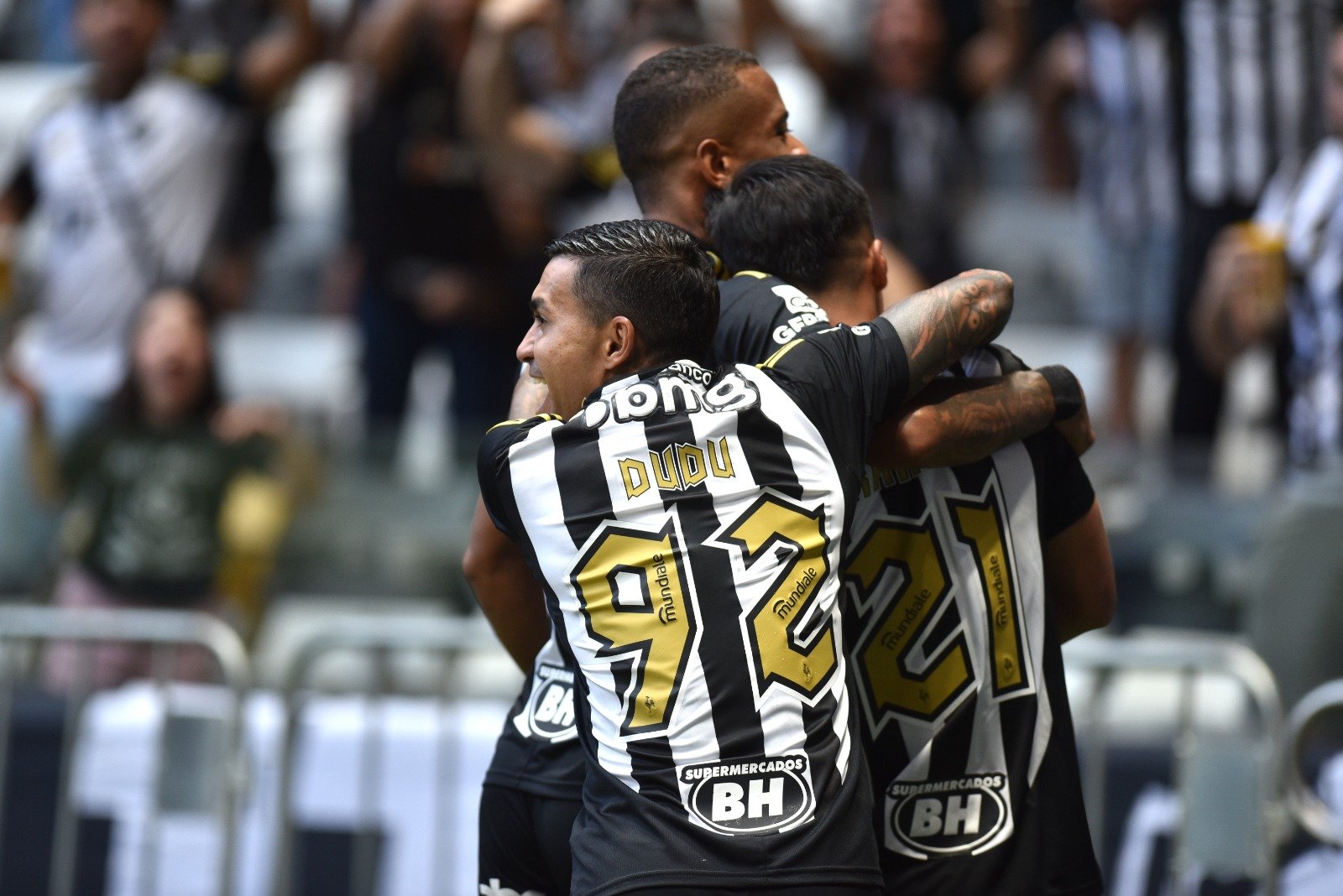 Alan Franco comemora golaço pelo Atlético com Caio Paulista e Dudu - (foto: Ramon Lisboa/EM/D.A. Press.)
