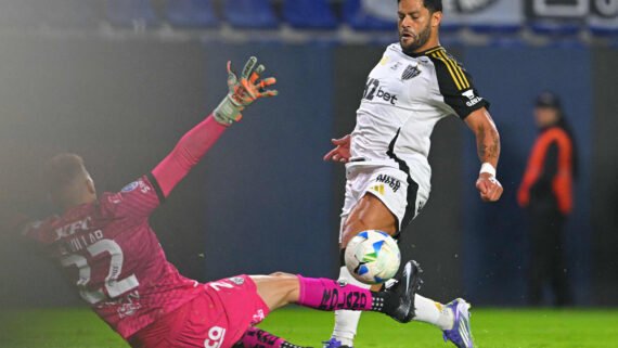 Hulk, do Atlético, em momento de assistência para gol de Dudu contra o Independiente del Valle (foto: Rodrigo Buendía/AFP)