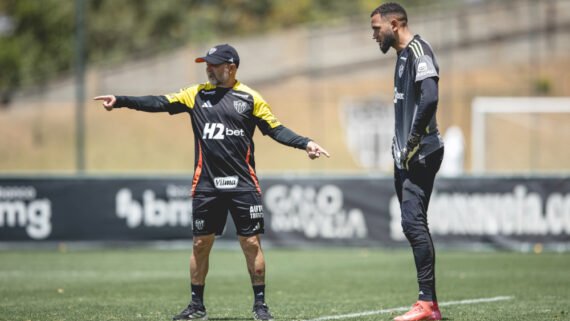 Sampaoli orienta Everson durante treino do Atlético na Cidade do Galo (3/10/2025) (foto: Pedro Souza/Atlético)