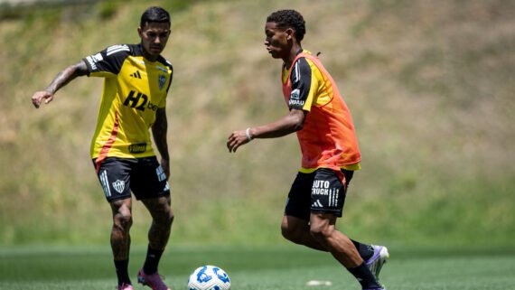 Dudu e Gabriel Veneno durante treino do Atlético na Cidade do Galo (6/10) (foto: Pedro Souza/Atlético)
