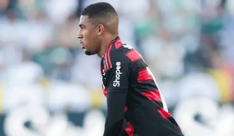 Samuel Lino é criticado em pichação na sede do Flamengo