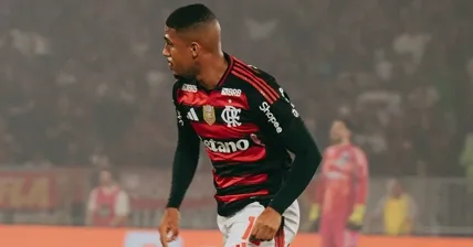 Samuel Lino oscila e é vaiado em empate de Flamengo x Cruzeiro