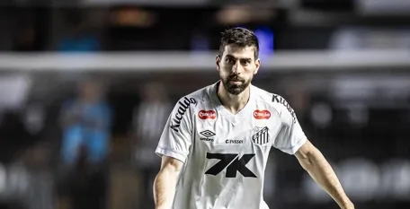 Santos enfrenta pressão e clima pesado, revela Luan Peres