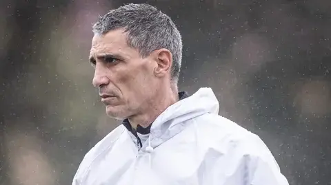 Santos tenta driblar desfalques e voltar a vencer diante do Corinthians