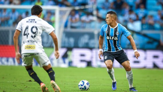 Lance do jogo entre Grêmio e Santos, pelo Campeonato Brasileiro (foto: Lucas Uebel/Grêmio)