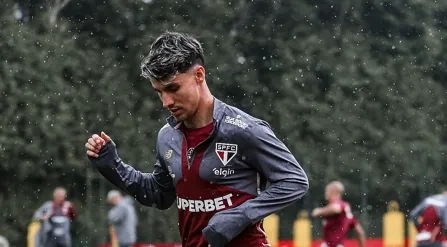 São Paulo treina sob chuva e mira duelo contra Grêmio