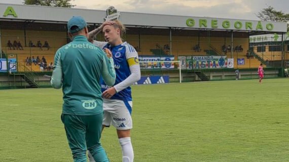 Jonas Urias, técnico do Cruzeiro, aconselha a zagueira Isa Haas durante partida contra o Itabirito, pelo Campeonato Mineiro (foto: Sofia Cunha/No Ataque)