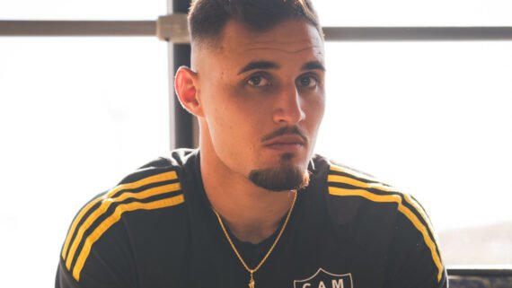 João Marcelo, atacante do Atlético, durante viagem da delegação alvinegra ao Rio de Janeiro para enfrentar o Flamengo (foto: Pedro Souza/Atlético)