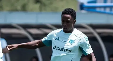 Sinisterra preocupa Cruzeiro após sentir a coxa durante jogo no Mineirão