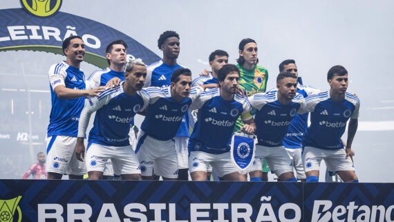 Jogadores do Cruzeiro antes do clássico contra o Atlético, na Arena MRV, pelo Brasileirão (foto: Gustavo Aleixo/Cruzeiro)