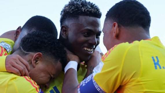 Jogadores da Colômbia comemoram um dos três gols de Néiser Villarreal na vitória sobre a Espanha no Mundial Sub-20 (foto: JAVIER TORRES/AFP)