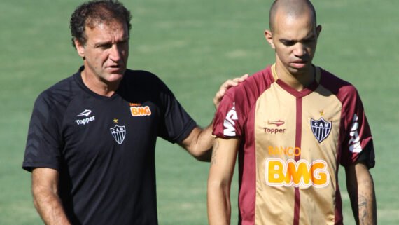 O técnico Cuca ao lado de Diego Tardelli durante treino do Atlético em 2013 (foto: Rodrigo Clemente/EM/D.A Press - 15/2/2013)