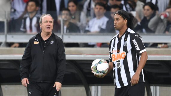 Levir Culpi e Ronaldinho Gaúcho durante decisão da Recopa Sul-Americana de 2014 pelo Atlético (foto: Alexandre Guzanshe/EM/D.A Press)