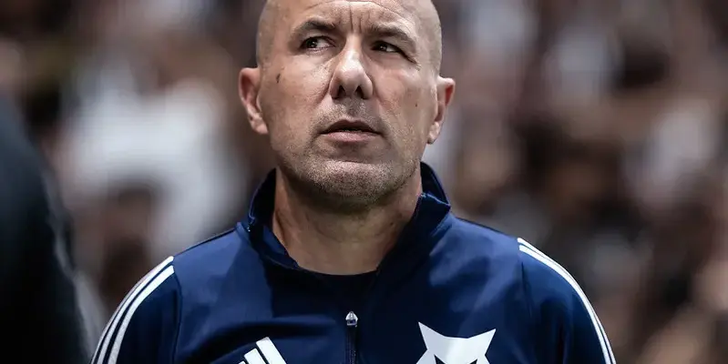 Técnico do Cruzeiro critica arbitragem do clássico: “Juiz despreparado”