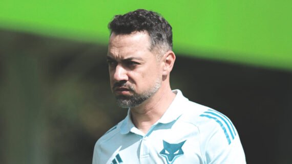 Jonas Urias lidera a comissão técnica do Cruzeiro feminino desde setembro de 2023 (foto: Gustavo Martins/Cruzeiro)