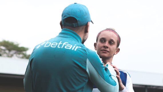 Jonas Urias, técnico do Cruzeiro, aconselha a zagueira Vitória Calhau durante confronto com Itabirito, pelo Mineiro Feminino (foto: Gustavo Martins/Cruzeiro)