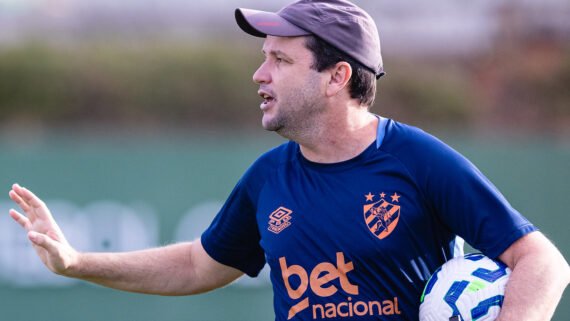 Daniel Paulista, técnico do Sport, durante treinamento no CT do América (4/10) (foto: Paulo Paiva/Sport)