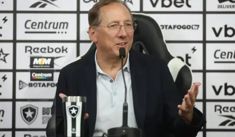 Textor provoca o Vasco e reafirma controle da SAF do Botafogo: “Não somos a 777”