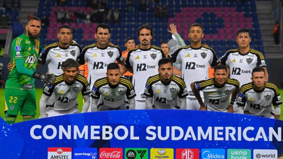 Jogadores do Atlético antes da partida contra o Independiente del Valle pela Sul-Americana (foto: RODRIGO BUENDIA/AFP)