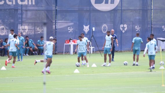 Jogadores do Cruzeiro treinam na Toca da Raposa 2, em Belo Horizonte (foto: Gladyston Rodrigues/EM/D.A Press)