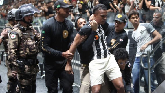 Torcedor do Atlético sendo retirado das arquibancadas da Arena MRV por seguranças (foto: Edesio Ferreira/EM/D.A Press)
