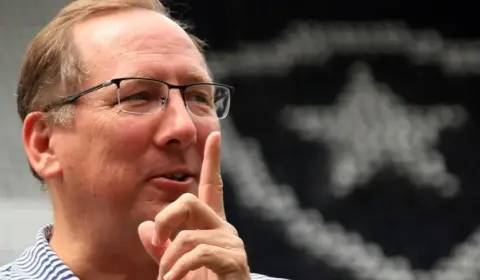 Torcida do Botafogo protesta contra Textor após eliminações