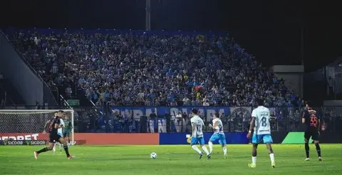 Torcida do Grêmio protesta na CBF após polêmica de arbitragem no Brasileirão