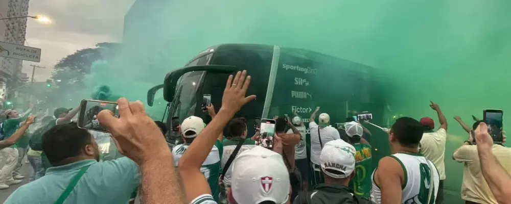 Torcida do Palmeiras faz festa e apoia time antes de decisão contra a LDU pela Libertadores