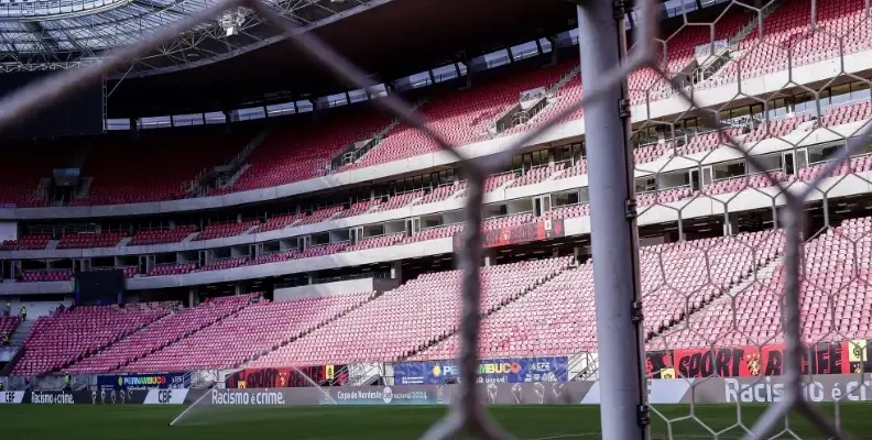 Torcida do Sport protesta após venda do mando de jogo contra o Flamengo
