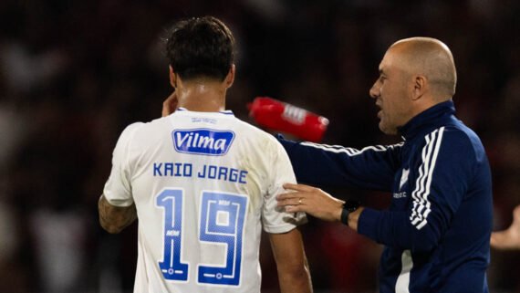 Leonardo Jardim, técnico do Cruzeiro, definirá um substituto para Kaio Jorge e quatro titulares, caso Wanderson siga fora (foto: Thaís Magalhães/Cruzeiro)