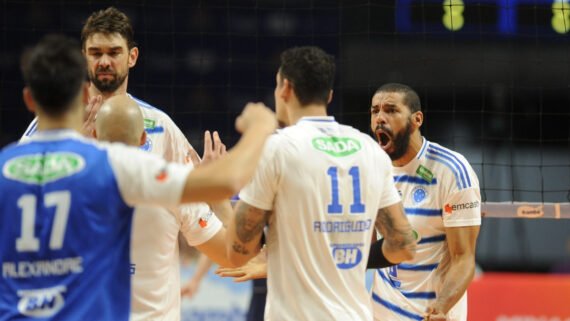 Cruzeiro comemora ponto contra o Minas na final do Mineiro Masculino de Vôlei (foto: Alexandre Guzanshe/EM/D.A Press)