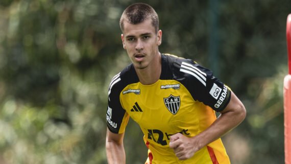 Zagueiro Vitão, do Atlético, durante treinamento na Cidade do Galo (13/10) (foto: Pedro Souza/Atlético)