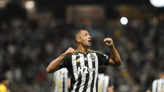 Vitor Hugo comemora terceiro gol com a camisa do Atlético, diante do Sport (foto: Alexandre Guzanshe/EM/D.A. Press)