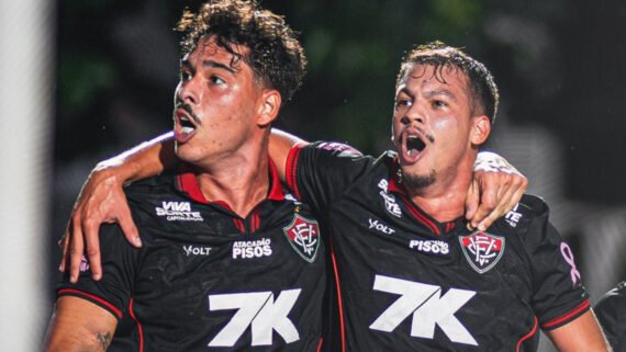 Jogadores do Vitória comemoram gol contra o Ceará (foto: Victor Ferreira / EC Vitória)