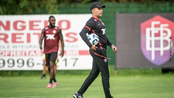 Jair Ventura em treino do Vitória (foto: Victor Ferreira/ECV)