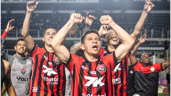 Atletas do Vitória comemorando (foto: Victor Ferreira/Vitória)