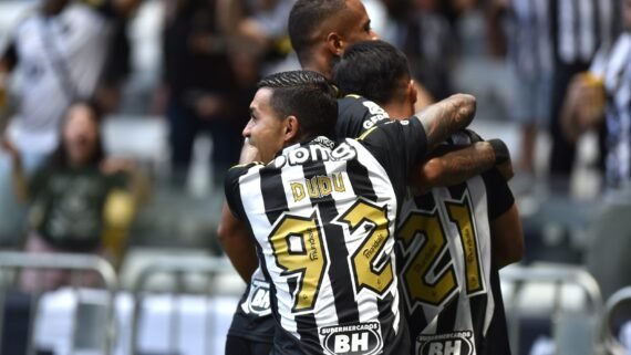 Alan Franco comemora golaço pelo Atlético com Caio Paulista e Dudu (foto: Ramon Lisboa/EM/D.A. Press.)