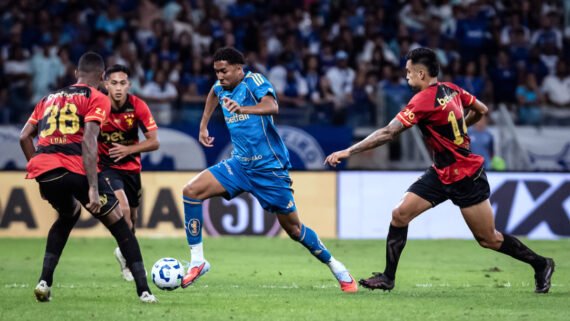 Ryan Guilherme, volante do Cruzeiro, em duelo com o Sport (foto: Gustavo Aleixo/Cruzeiro)