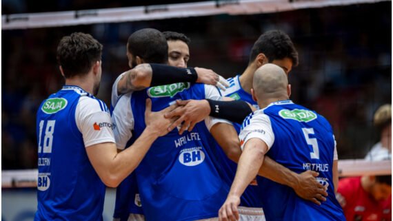 Atletas de vôlei do Cruzeiro se abraçando em comemoração de ponto (foto: Divulgação/Cruzeiro)