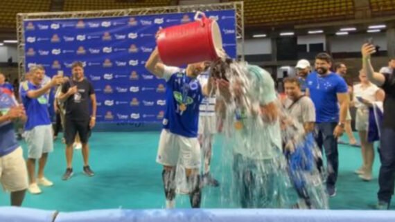 Alê dá banho em Filipe Ferraz após título do Cruzeiro no Mineiro de Vôlei (foto: Rafael Cyrne/No Ataque)